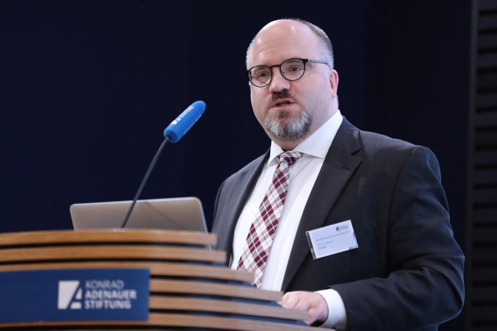 Das aktuelle Bild hat keinen Alternativtext. Der Dateiname ist: Thiel-KAS.jpg